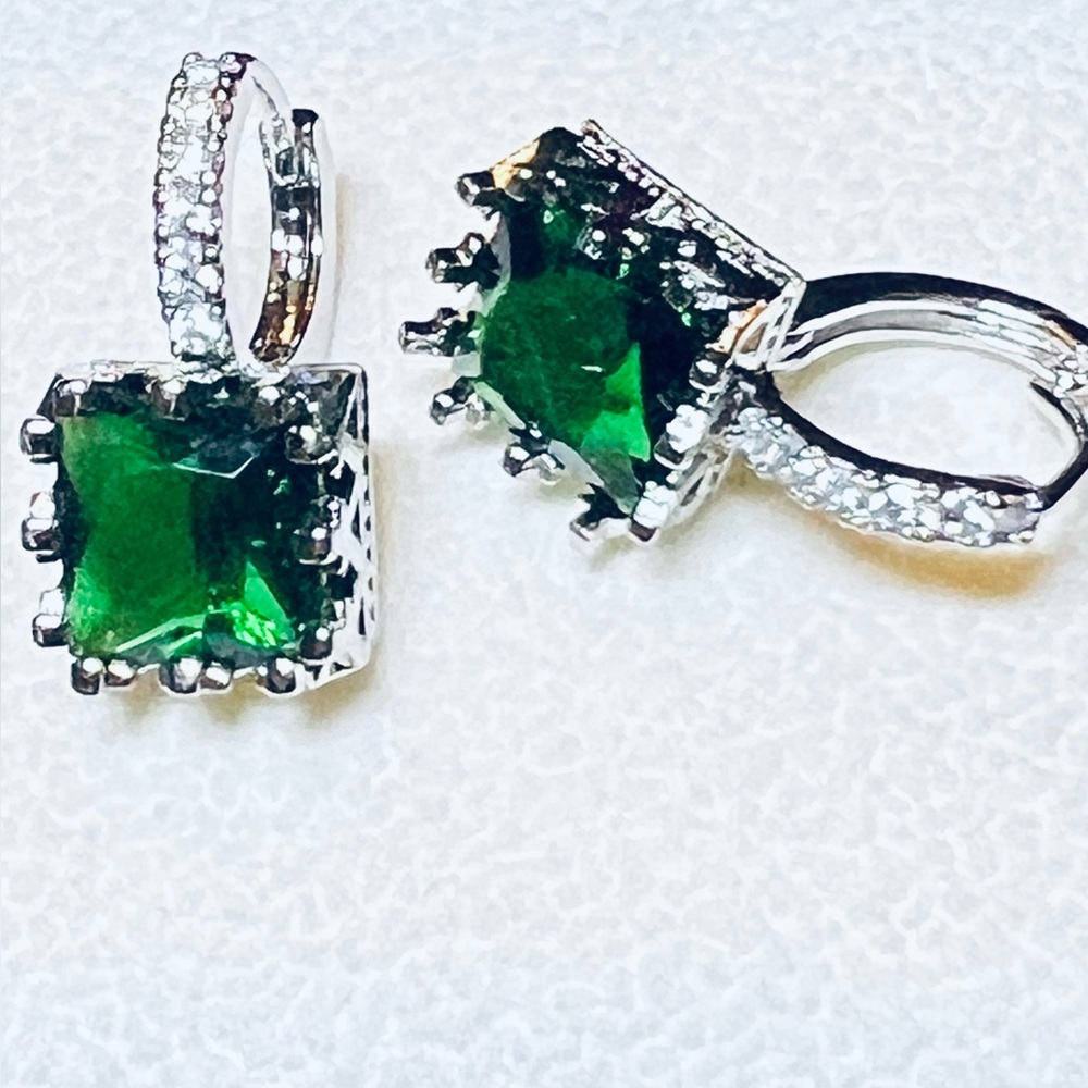 Elegant Emerald Green Gemstone & Crystals Silver Earrings